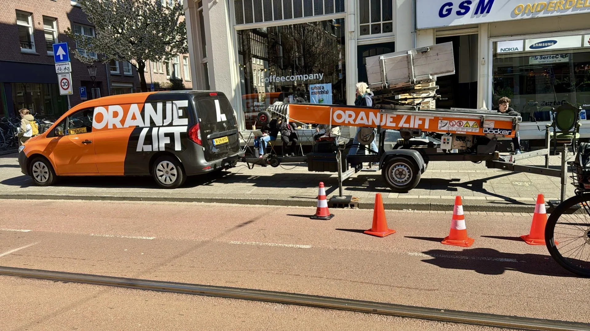 Verhuislift hijst meubels naar boven bij een woning in Venlo