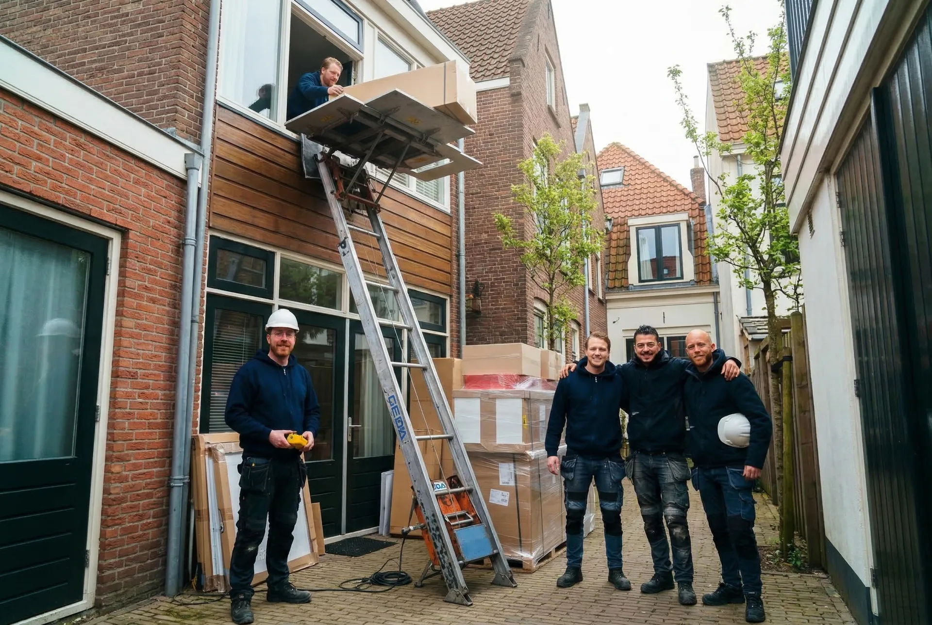 Professionele verhuislift operator aan het werk in een woonwijk in Dronten