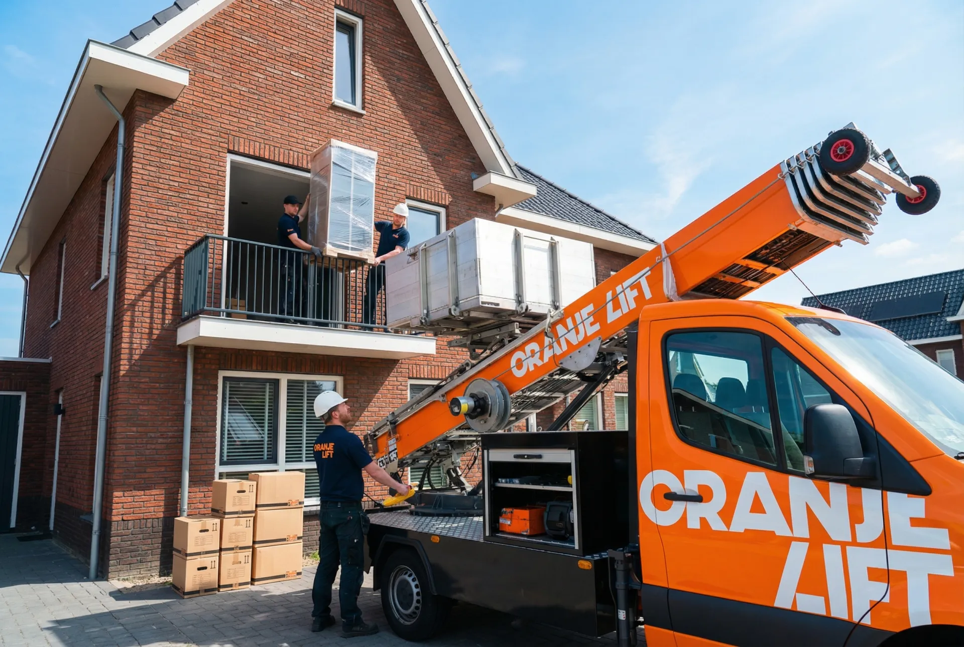 Verhuislift operator hijst meubels omhoog bij een flat in Breda