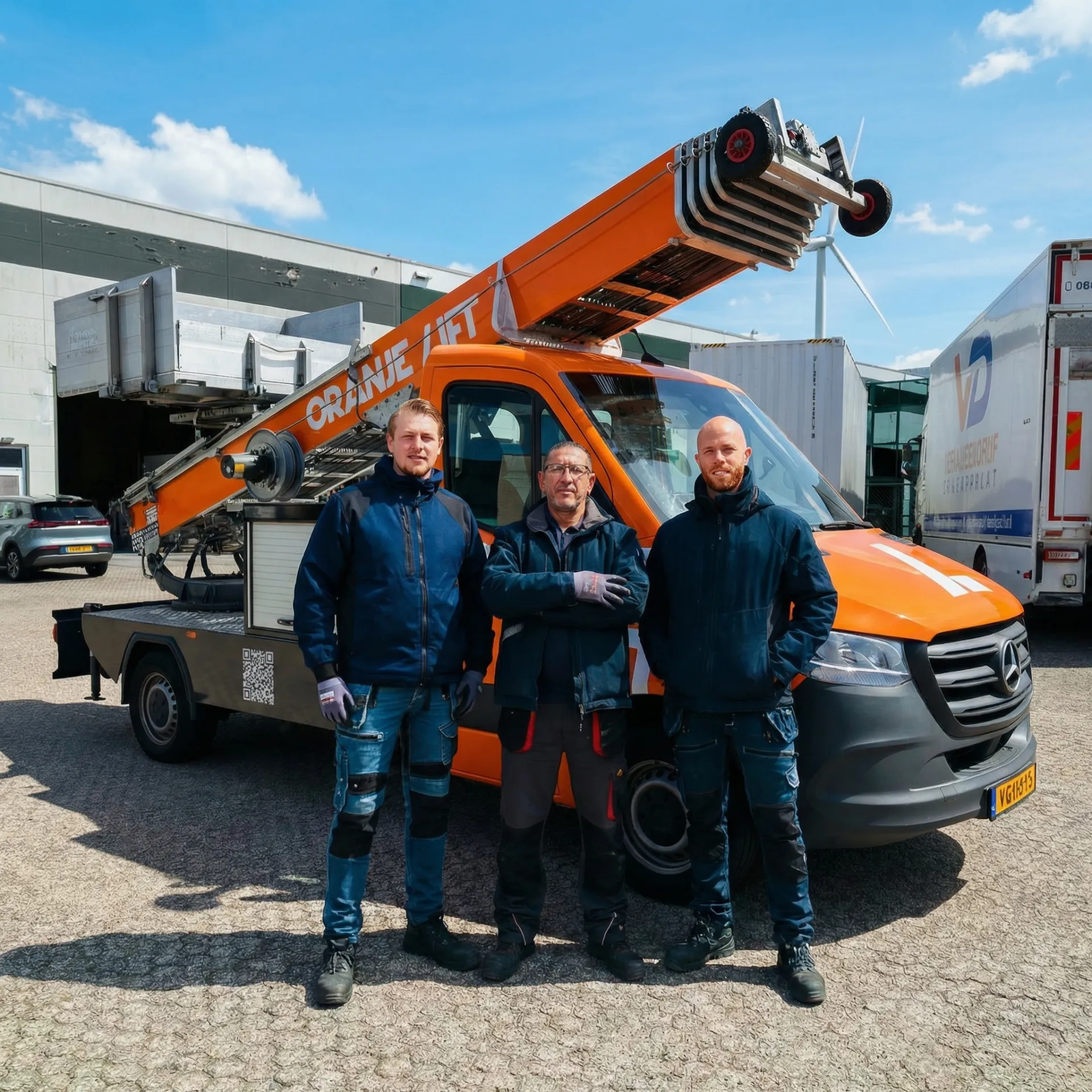 Verhuislift operator hijst meubels omhoog bij een flat in Delft