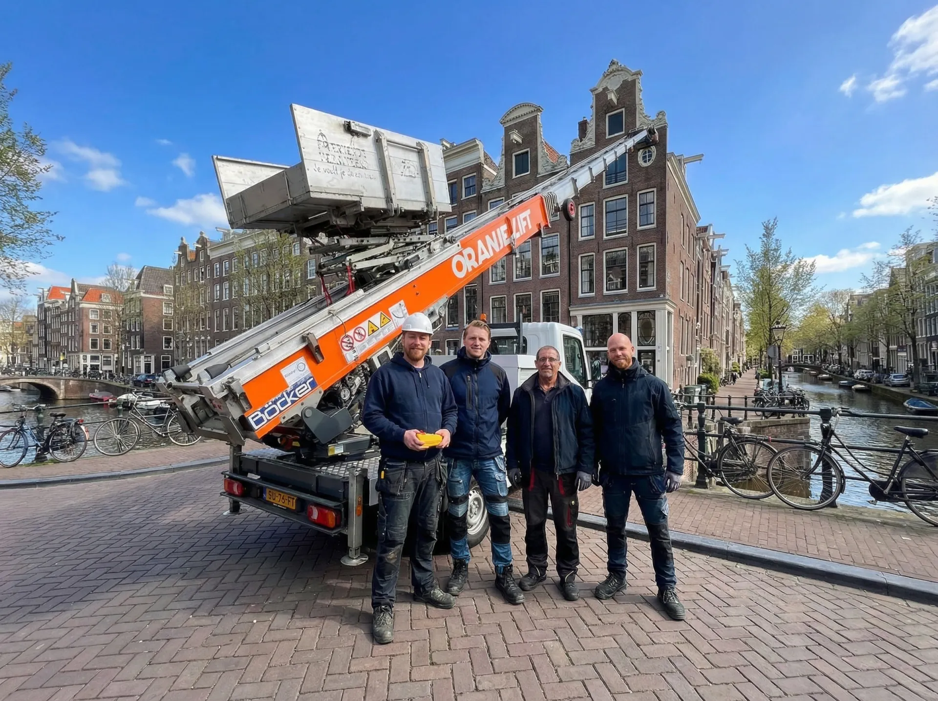 Professionele verhuizers begeleiden een verhuislift in Oss