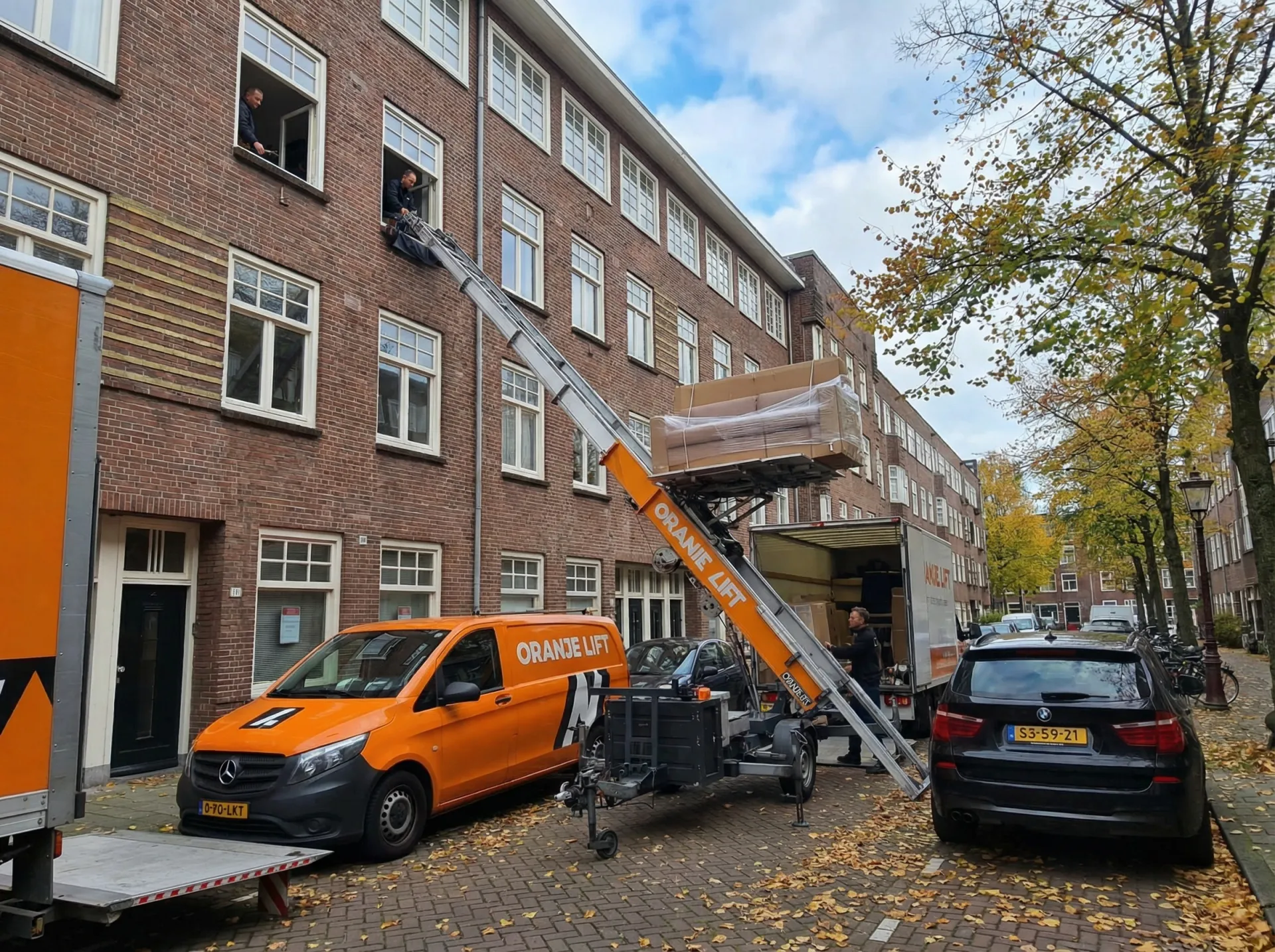 Aanhangerlift klaar voor inzet in een straat in Oss