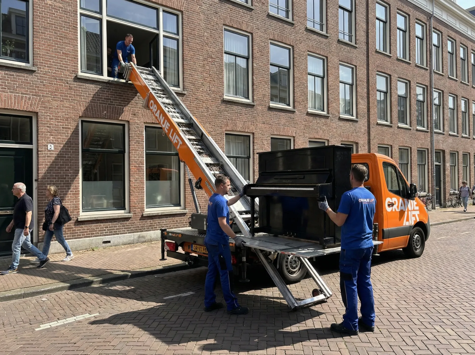Verhuizers begeleiden voorzichtig een piano bij het laden in een verhuiswagen